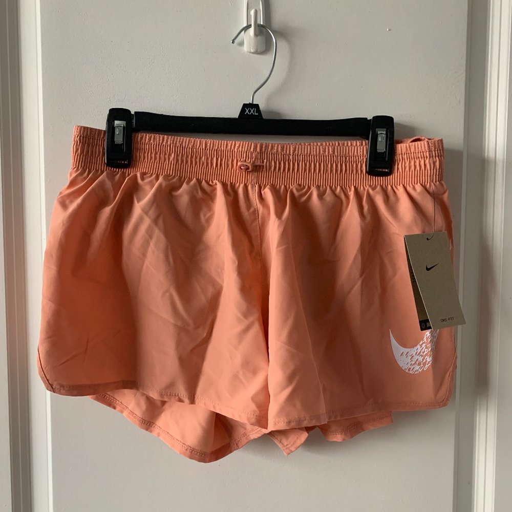 NWT Nike Women Work out shorts-MEDIUM